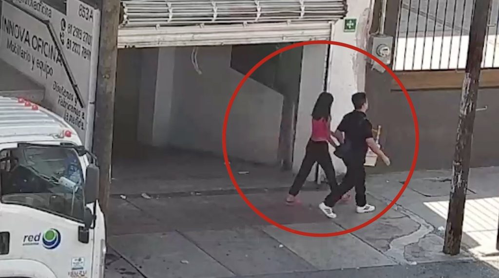 Cámaras-del-c4-detectaron-al-hombre-que-sustrajo-a-la-menoralertando-a-la-policía-de-monterrey