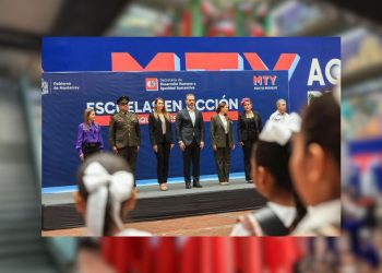 banderas-de-méxico-ceremonia-cívica-de-monterrey-para-escuelas-públicas