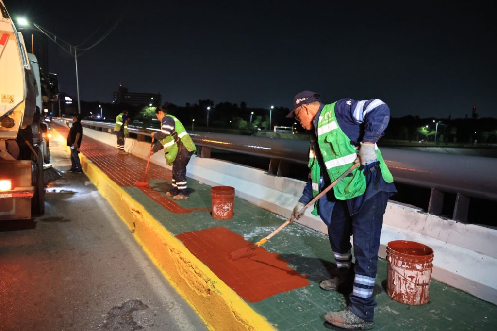 Mantenimiento-a-banquetas-marcelo-segovia-avenida-revolución-limpieza-urbana-operativo-nocturno