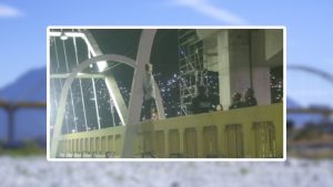 MUJER-PUENTE-DEL-PAPA-POLICÍA