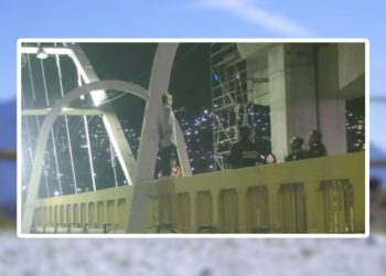 MUJER-PUENTE-DEL-PAPA-POLICÍA