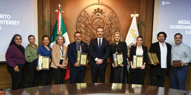 Apoyo Regio_ Entrega Monterrey Reconocimientos Por Acciones a Favor Del Medio Ambiente - Apoyo Regio Reconocimiento-de-medalla-guardianes-de-monterrey-por-cuidado-del-medio-ambiente - Apoyo Regio