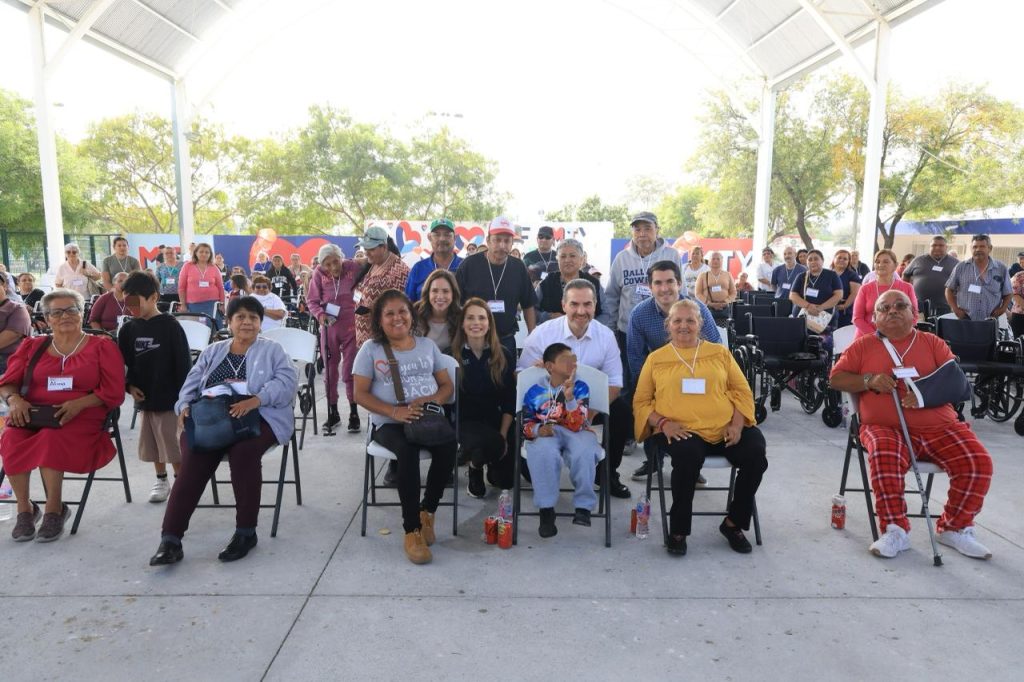 Marcelo-segovia-continúa-con-la-entrega-de-aparatos-de-movilidad