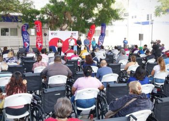 DIF-Monterrey-y-Marcelo-Segovia-entregan-aparatos-de-movilidad
