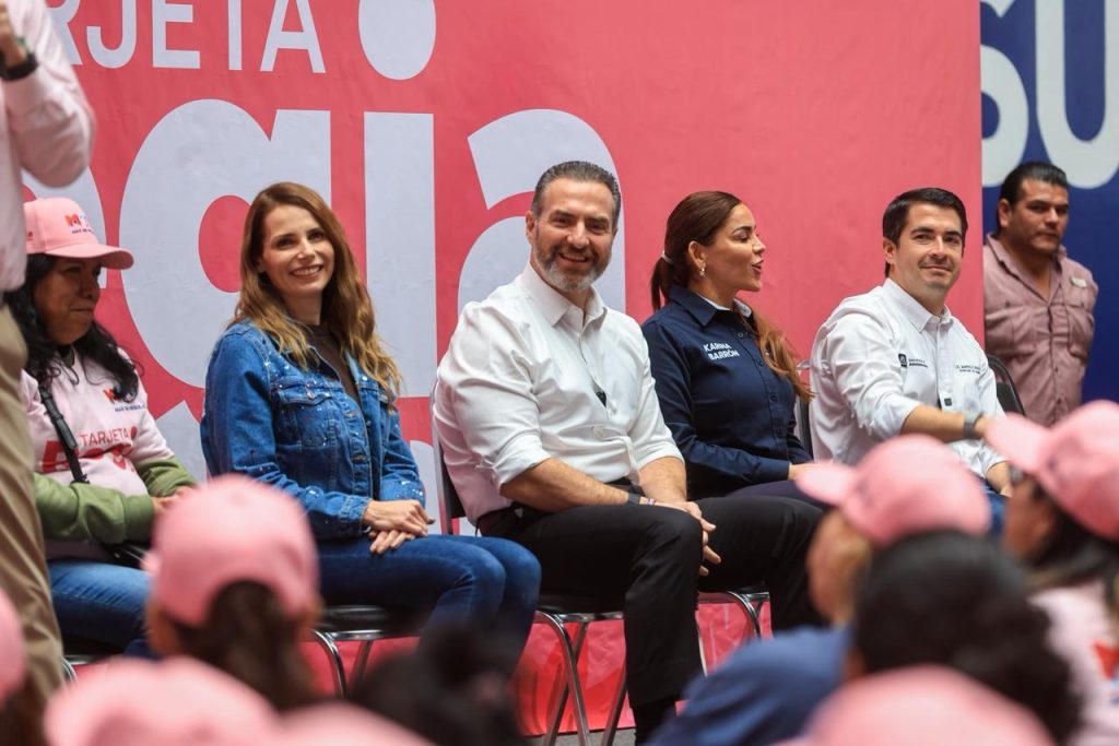 Tarjeta-regia-plus-marcelo-segovia-mujeres-regias-apoyo-económico-parque-españa