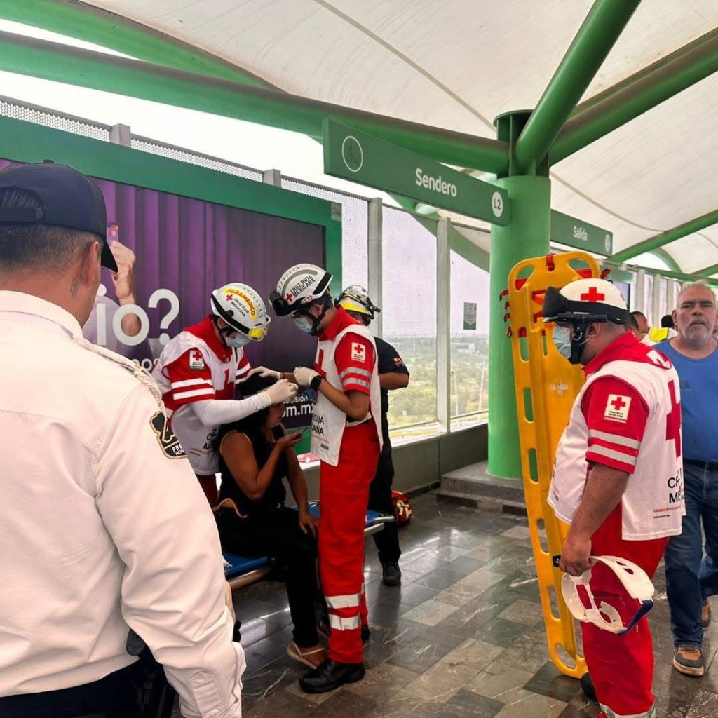 Mujer Siendo Atendida Por Los Paramédicos En Sendero Después De Que El Hombre Detenido La Agrediera - Apoyo Regio