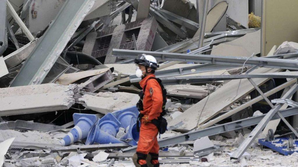 Rescatista Buscando Entre Los Escombros a Los Desaparecidos En Kumamoto - Apoyo Regio