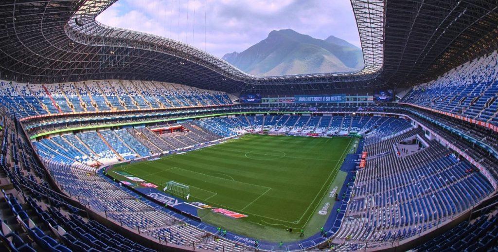 Vista Del Estadio Bbva De Monterrey Con Las Montañas En El Fondo Conocido Como El Gigante De Acero Del Territorio Regio - Apoyo Regio
