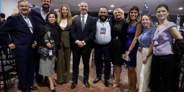 Adrian-de-la-garza-pan - Apoyo Regio Group of Professionally Dressed People Posing for a Photo at an Indoor Event, Smiling Together. - Apoyo Regio