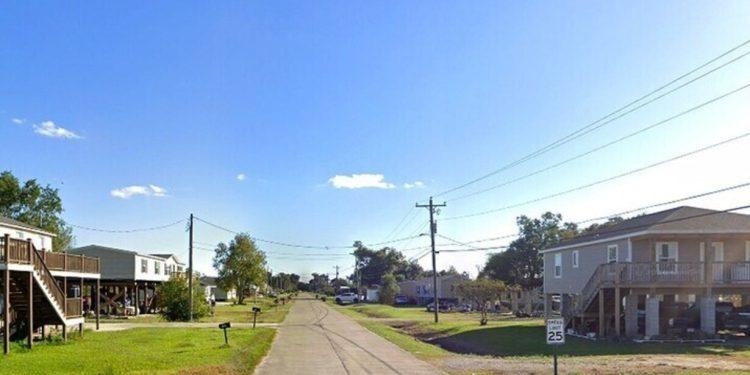 Quiet Suburban Street Lined with Raised Houses on Both Sides and a Clear Blue Sky Ahead. - Apoyo Regio