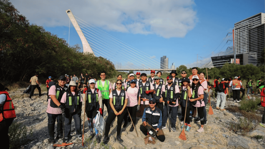 Jornada De Reciclaje Y Limpieza En El Rio Santa Catarina - Apoyo Regio - Apoyo Regio