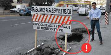 Obra-en-garza-sada-marcelo-segovia - Apoyo Regio Roadwork Hazard: a Large Hole in the Street Behind a Striped Barrier, with a Man Standing Nearby and a Warning Circle is Visible. - Apoyo Regio